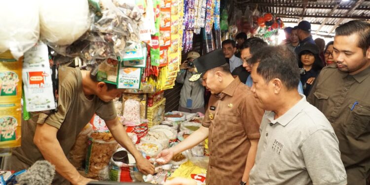 Pj Gubernur Sumsel Tinjau Pasar Lemabang Pastikan Harga dan Stok Barang Stabil