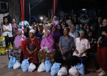 Malam Tahun Baru 2024, Pj Gubernur Sumsel Bagikan Sembako di Kota Palembang