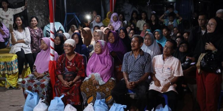 Malam Tahun Baru 2024, Pj Gubernur Sumsel Bagikan Sembako di Kota Palembang