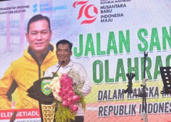 Jalan Santai HUT RI, Pj Sekda Sumsel Launching Gerakan Pembagian 10 Juta Bendera Merah Putih