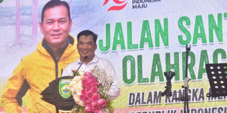 Jalan Santai HUT RI, Pj Sekda Sumsel Launching Gerakan Pembagian 10 Juta Bendera Merah Putih