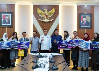 Sekda Sumsel Serahkan Hadiah Pemenang Lomba Jurnalistik “Andai Aku Jadi Gubernur” dan E-Mading ” “Sekolahku Kebanggaanku”