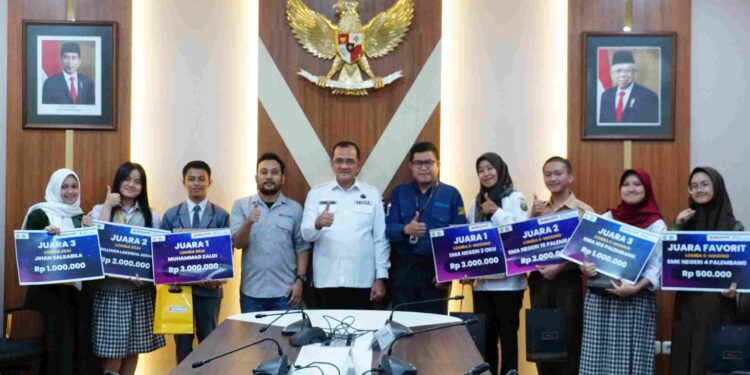 Sekda Sumsel Serahkan Hadiah Pemenang Lomba Jurnalistik “Andai Aku Jadi Gubernur” dan E-Mading ” “Sekolahku Kebanggaanku”