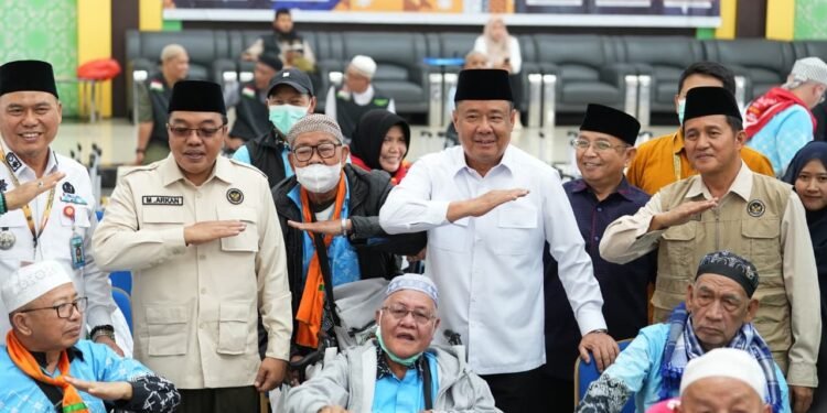 Wagub Cik Ujang Sambut Kepulangan Jamaah Haji Kloter II Asal Lahat, Harapkan Jadi Teladan di Tengah Masyarakat