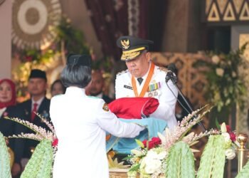 Cik Ujang Pimpin Upacara Penurunan Bendera HUT ke-81 RI di Palembang