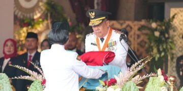 Cik Ujang Pimpin Upacara Penurunan Bendera HUT ke-81 RI di Palembang
