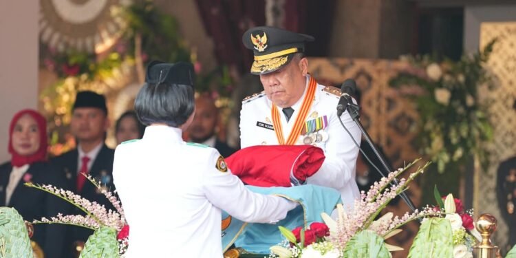 Cik Ujang Pimpin Upacara Penurunan Bendera HUT ke-81 RI di Palembang
